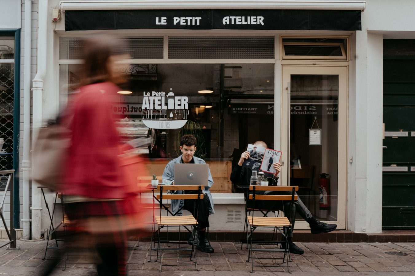 seance-photo-au-petit-atelier-coffee-shop-tours-ulrike-photographe