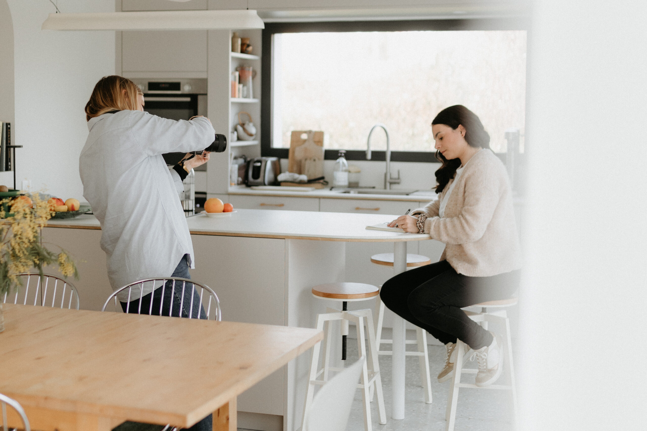 ulrike photographe corportage d'entreprise pendant un portrait de femme entrepreneur Nolwenn Nasri à Vannes